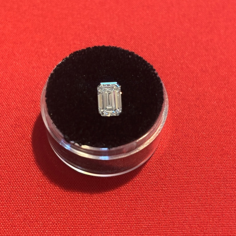 New Exquisite Emerald Cut Lab Diamond 1.32 CT E VS2 IGI Certified LG642415345